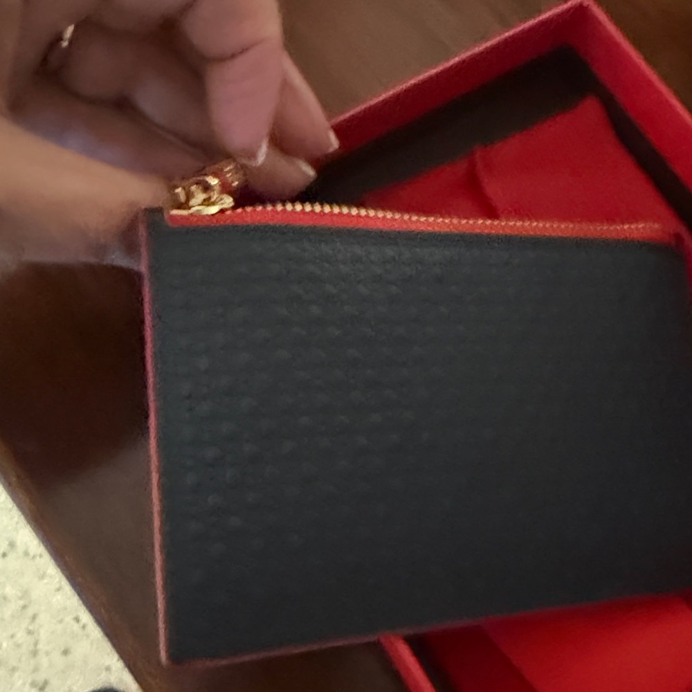 NIB Carolina Herrera Black Wallet/card case with key chain - Picture 9 of 10